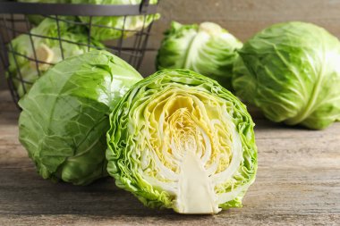 Taze lahana ve sepet tahtada, yakın plan.