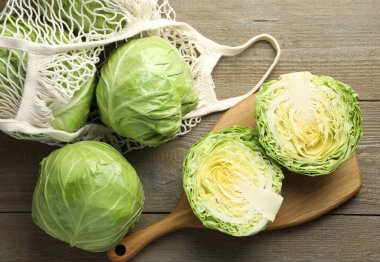 Taze lahana ve ahşap masa üzerinde ağ çanta, düz yatıyordu.