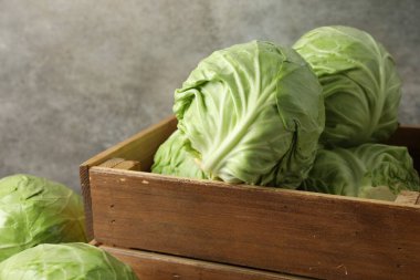 Tahta sandıkta taze lahanalar, yakın plan.