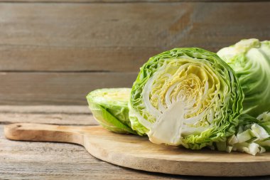 Ahşap masada kesilmiş lahanalar, yakın plan. Metin için boşluk