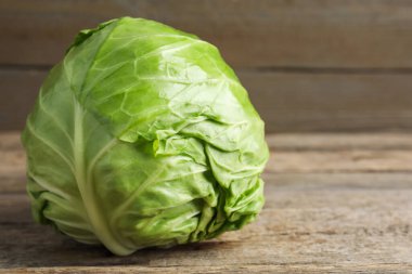 Ahşap masada bir lahana, yakın plan. Metin için boşluk