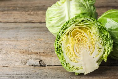 Taze taze lahana ve ahşap masa, yakın plan. Metin için boşluk