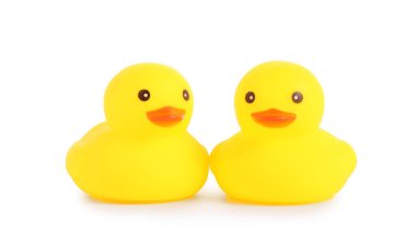 Beyaz üzerine izole edilmiş sevimli plastik ördekler. Çocuk oyuncağı.