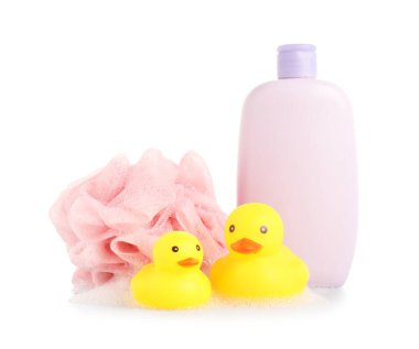 Şirin plastik ördekler, banyo ürünü şişesi, duşlu puf ve köpüklü beyaz izole edilmiş.