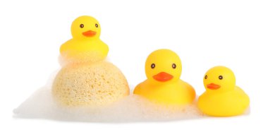 Şirin plastik ördekler ve süngerli süngerler beyaz üzerine izole edilmiş.