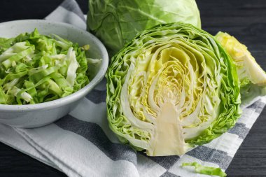 Siyah masada taze yeşil lahanalar, yakın plan.