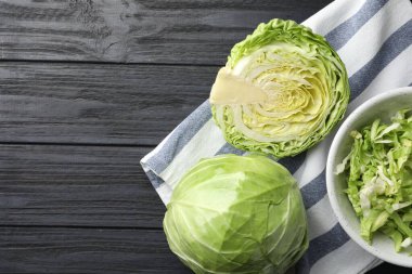 Taze taze ve siyah ahşap masa üzerinde kesilmiş lahanalar, düz yatış. Metin için boşluk