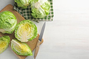 Açık ahşap masada taze taze lahana ve düz bir şekilde yatıyordu. Metin için boşluk