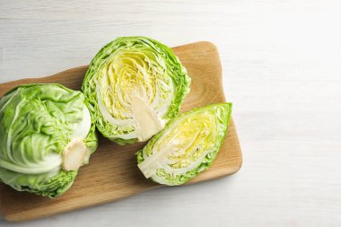 Taze taze lahana ve açık ahşap masa, üst manzara. Metin için boşluk