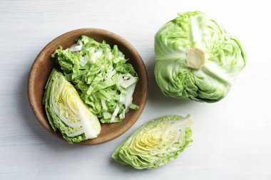 Taze yeşil lahanalar açık ahşap masada, düz yatıyordu.