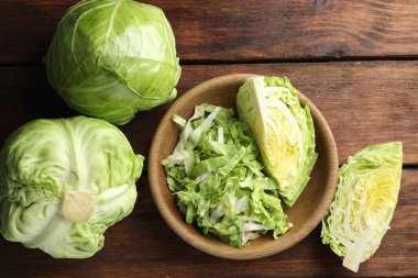 Taze yeşil lahanalar ahşap masada, düz yatıyordu.