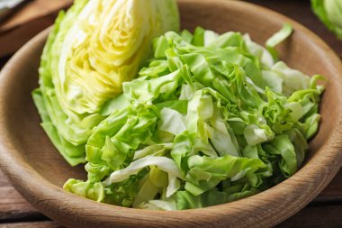 Tabakta taze lahana kes, yakın plan.