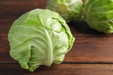 Ahşap masada taze lahanalar, yakın plan. Metin için boşluk