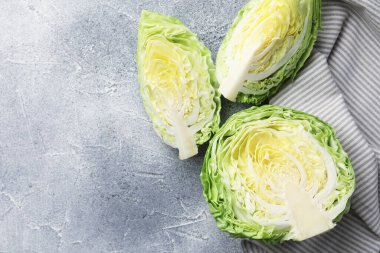 Gri masadaki taze lahana parçaları, düz yatıyordu. Metin için boşluk