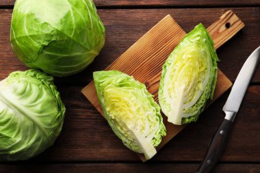 Taze lahana ve bıçak ahşap masada, düz yatıyordu.