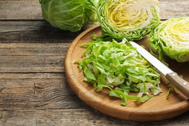 Tahta masada taze lahana ve bıçak kes, yakın plan. Metin için boşluk