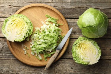 Tahta masada taze lahana ve bıçak kes, düz uzan.