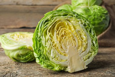 Taze taze lahana ve ahşap masa, yakın çekim