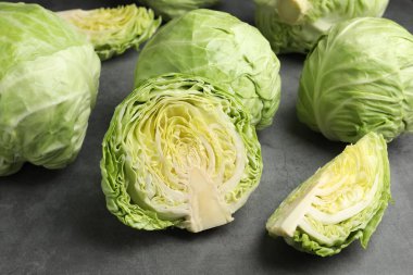 Gri masada taze yeşil lahanalar, yakın plan.