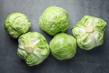 Taze yeşil lahanalar gri masada, düz yatıyordu.