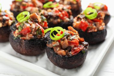 Masada bir sürü lezzetli mantar var, yakın plan.