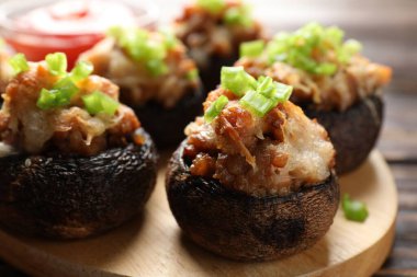 Masada bir sürü lezzetli mantar var, yakın plan.