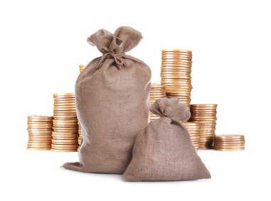 Zenginlik. Yığınla bozuk para ve çuval beyazı izole edilmiş.