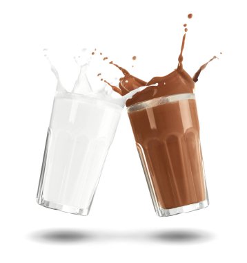 Çikolata içeceği ve beyaz arka planda bardaktan fışkıran süt.