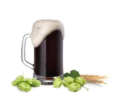 Zıplayan çiçekler ve beyaz arka planda buğday kulakları olan cam bardakta taze bira.