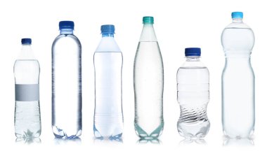 Beyaz arka planda su bulunan plastik şişeler, hazır.