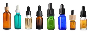 Farklı şişelerdeki tentürler beyaza izole edilmiş.