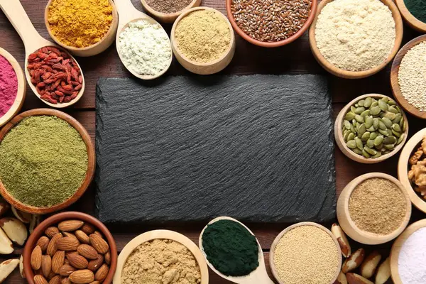 Farklı süper gıda ürünleri ve tahta masa üzerinde boş tahta, düz yatıyordu. Metin için boşluk