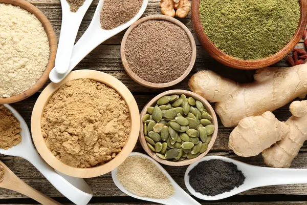 Tahta masada farklı süper gıda ürünleri var.