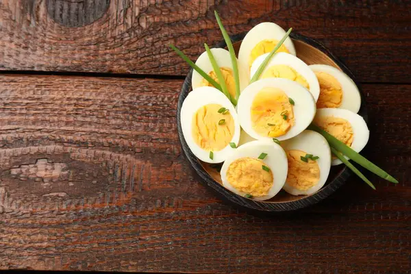 Tahta masada yeşil soğanlı haşlanmış yumurtalar, üst manzara. Metin için boşluk
