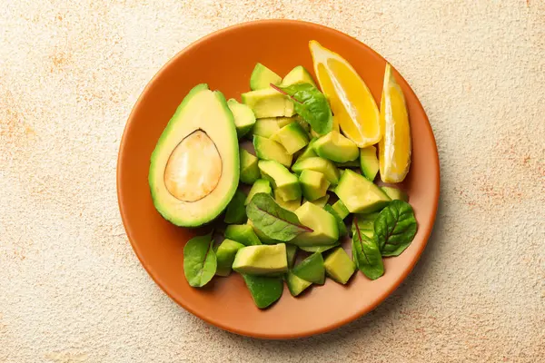 Lezzetli avokadolar, ıspanak ve limon açık desenli masa, üst manzara.