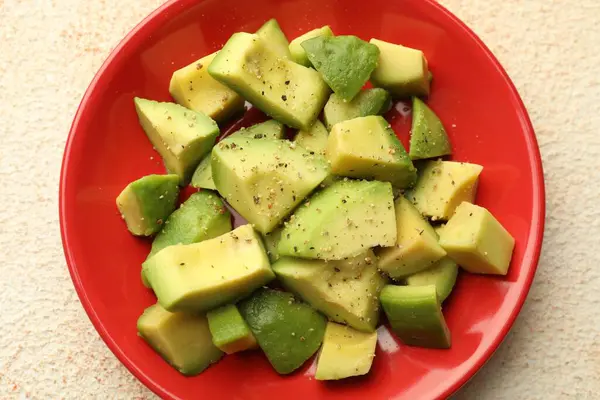 Açık dokuma masasında soslu leziz avokadolar, üst manzara.