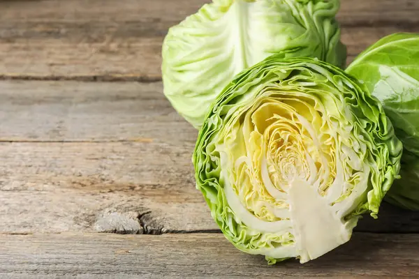 Taze taze lahana ve ahşap masa, yakın plan. Metin için boşluk