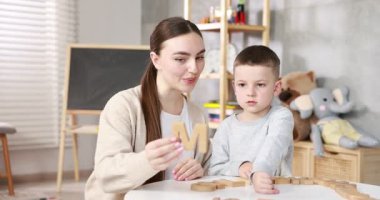 Disleksi. Anne ve oğlu içeride mektup öğreniyorlar.