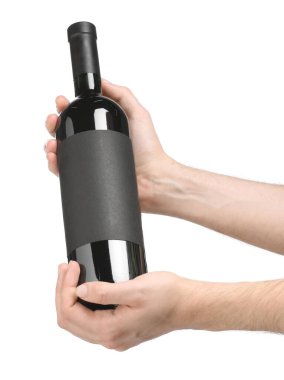 Beyaz arka planda lüks şarap şişesi tutan adam. Tasarım için model