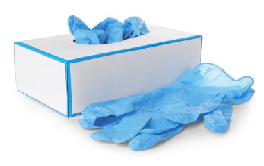 Tıbbi eldivenli kutu beyaza izole edilmiş.