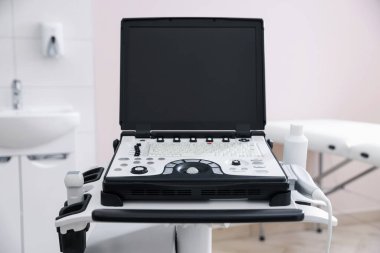 Klinikteki modern ultrason makinesi. Tıbbi ekipman