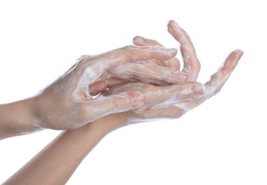 Beyaz arka planda sabunla ellerini yıkayan kadın, yakın plan.