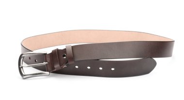 Bir kahverengi deri kemer beyaza izole edilmiş.