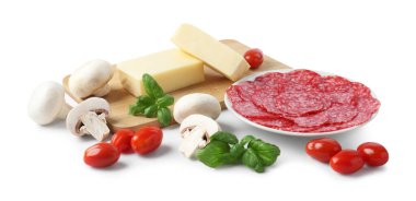 Pizza yapıyorum. Farklı malzemeler beyaza izole edilmiş.