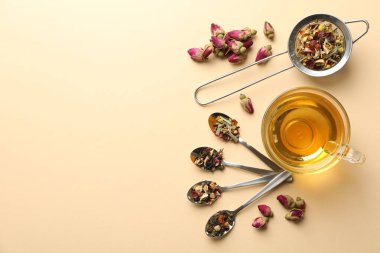 Cam fincanda nefis bitki çayı ve bej arka planda kuru yapraklar, düz yatak. Metin için boşluk