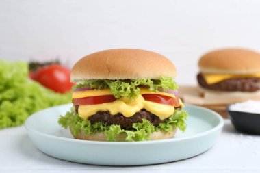 Marul ve domatesli leziz bir çizburger, yakın plan.