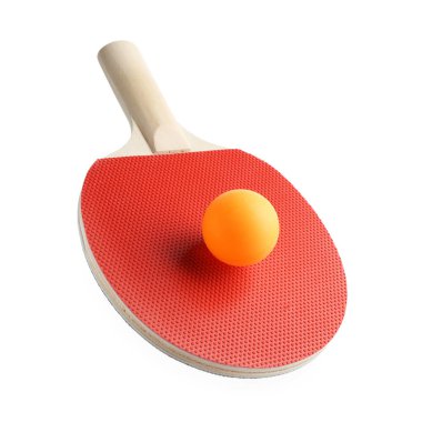 Ping pong raketi ve topu beyaza izole edilmiş.