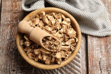 Kuru hindiba kökleri kasede ve ahşap masa üzerinde kepçe, üst görünüm