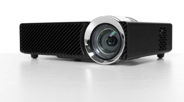 Bir modern video projektörü beyaza izole edildi