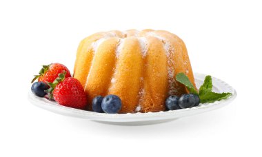 Beyaz üzerine izole edilmiş toz şeker ve böğürtlenli Lezzetli Bundt keki